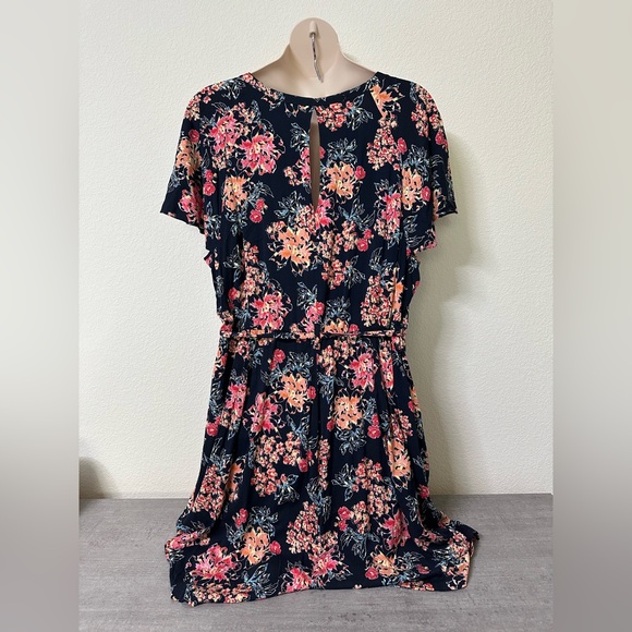 Women’s Plus Torrid Floral V-Neck Chalis Romper with Pockets 4X - Picture 2 of 2